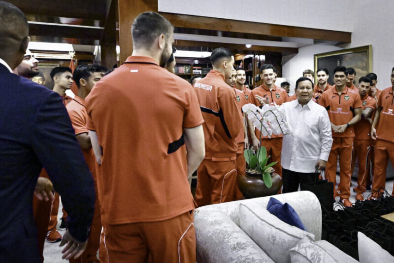 Sekretariat Kabinet Republik Indonesia | Hangat dan Penuh Kekeluargaan, Presiden Prabowo Sambut Timnas Sepak Bola di Kertanegara – Sekretariat Kabinet Republik Indonesia